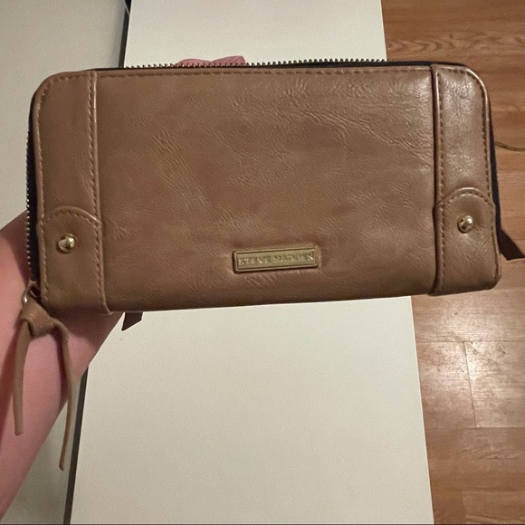 ❌SOLD❌ EUC Beautiful Steve Madden Large Fall Tan Beige & Gold Logo Zipper Wallet - Picture 14 of 14